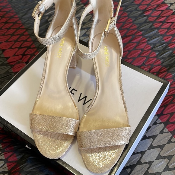 New in box NineWest ankle strap block heels in 9.5 - Picture 2 of 6